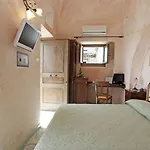 L'antico Borgo Dei Limoni Bed & Breakfast 4*