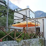 L'antico Borgo Dei Limoni Bed & Breakfast 4*