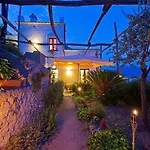 L'antico Borgo Dei Limoni Bed & Breakfast 4*